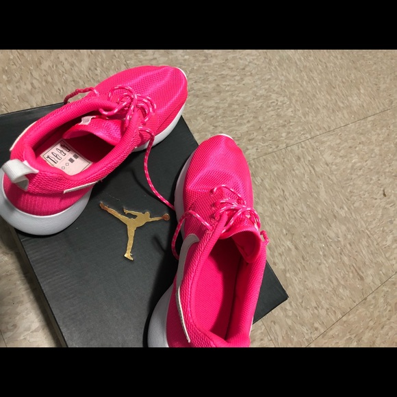 Nike Pink Roshe Running Shoe Size 5Y - Picture 5 of 6